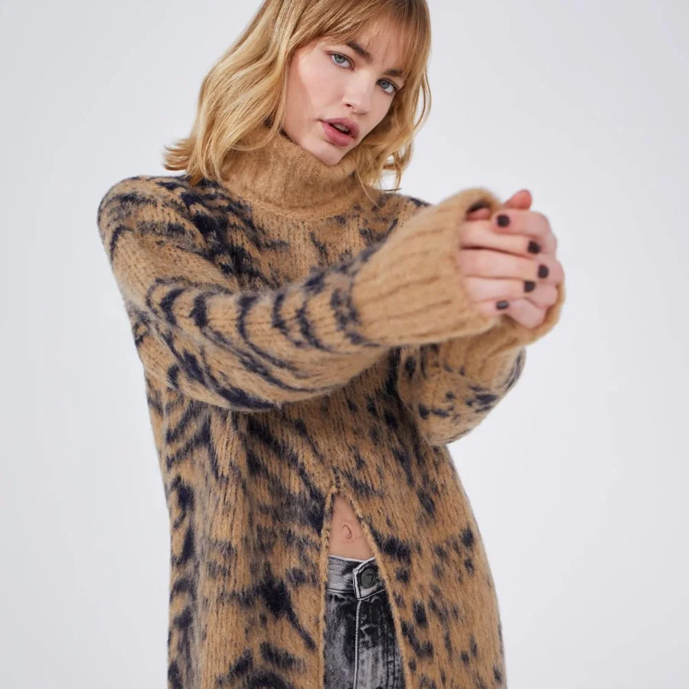 Alpaca Jacquard Long Split Jumper Big Meow Camel & Navy - Image 3